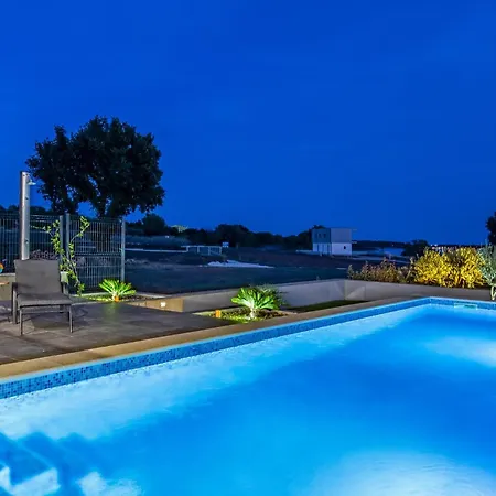 Amazing In With Outdoor Swimming Pool Casa vacanze Pomer