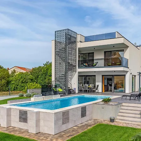 Amazing In With Outdoor Swimming Pool Casa vacanze Pomer