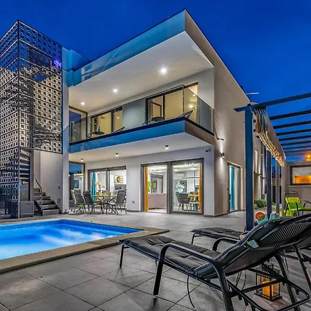 Amazing In With Outdoor Swimming Pool * Pomer