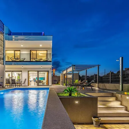 Amazing In With Outdoor Swimming Pool