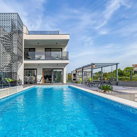 펜션 Amazing In With Outdoor Swimming Pool 포메르