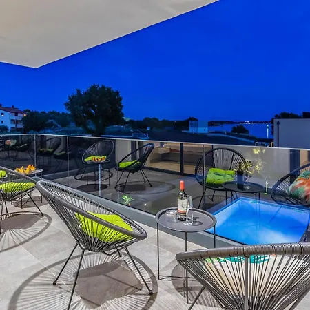 Amazing In With Outdoor Swimming Pool 펜션 포메르